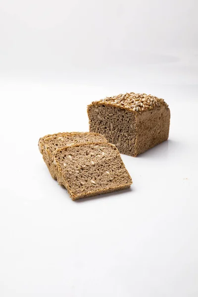 面包与谷物。白色背景的传统黑麦面包. — 图库照片