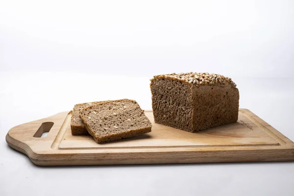 Pane integrale di segale tradizionale. Pane di segale su tavola di legno su fondo bianco . — Foto Stock