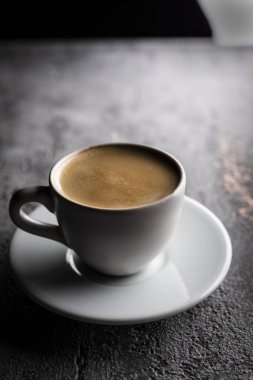 Bir fincan köpük ile Siyah kahve, aromatik sıcak içecek.