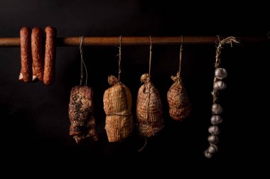 Geleneksel olarak füme etler, jambon, sosis, pastırmalı bir Smokehouse.