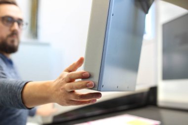 Yazıcı kontrol panelini destekler, yazdırma proces'ini denetler