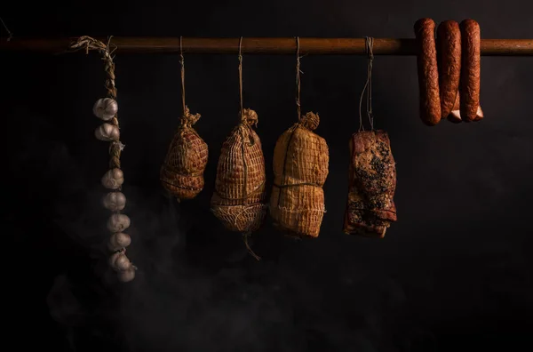 Ahumado, carne ahumada ahumada. Sabor tradicional de los embutidos . —  Fotos de Stock