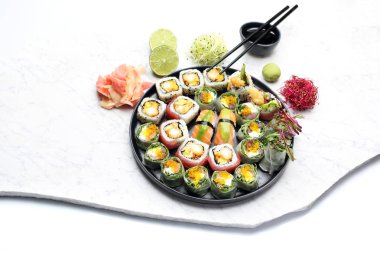 Suşi. Taze, iştah açıcı suşi seti. Geleneksel Japon mutfağı