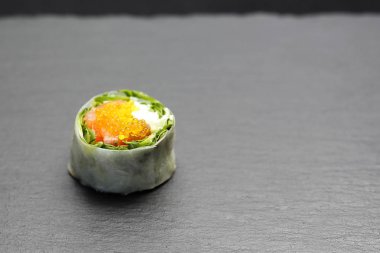 Suşi. Börek, somon ile suşi rulo, rucola, philadelphia peyniri.