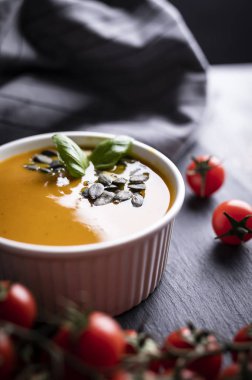 Balkabağı kremalı çorbası. Kadifemsi aromatik çorba.