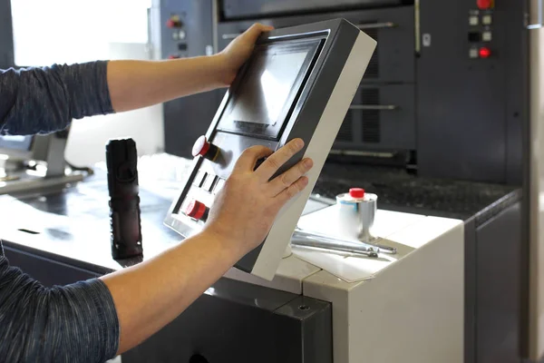 Εκτυπωτή. Ο εκτυπωτής υποστηρίζει τον πίνακα ελέγχου, εποπτεύει τη διαδικασία εκτύπωσης — Φωτογραφία Αρχείου
