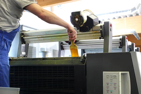 Εκτυπωτή. Μηχανή εκτύπωσης. Ο εκτυπωτής εφαρμόζει μελάνια μελανιού. Η διαδικασία εκτύπωσης. — Φωτογραφία Αρχείου