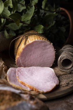 Geleneksel jambon. Kırsal iştah açıcı domuz sosisi. Geleneksel tarifi