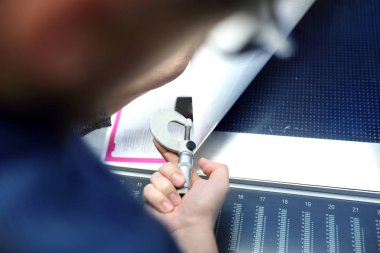 Baskı kağıdı. Yazıcı kağıdın ağırlığını ölçer.