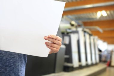 Sayfaya yazdırın. Adam çıktıyı izliyor..