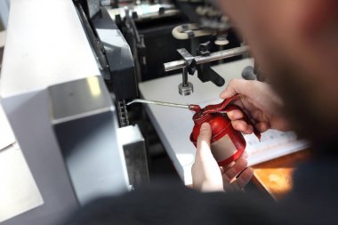 Baskı makinesinin onarımı ve bakımı.