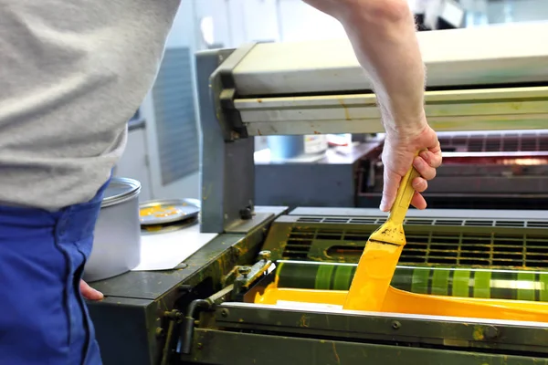 Impression. Machine à imprimer. L'imprimante applique des encres. Le processus d'impression . — Photo