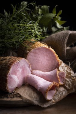 Geleneksel jambon. Kırsal iştah açıcı domuz sosisi. Geleneksel tarifi