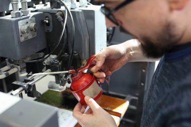 Baskı makinesinin bakımı. Makineyi yağlama ve yağlama.