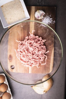 Ev yapımı pirzolalar için kıyma. Zemin domuz eti.