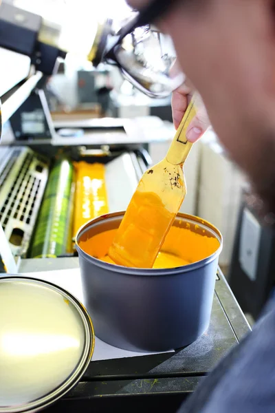 Baskı. Baskı makinesi. Yazıcı Mürekkep mürekkepleri uygular. Yazdırma işlemi.