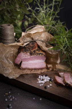 Otlar füme pastırma, geleneksel bir soğuk et tarifi,