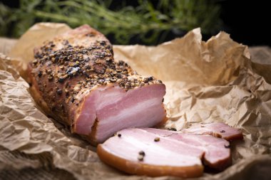 Otlar, lezzetli ve aromatik ülke jambon ile Füme pastırma.