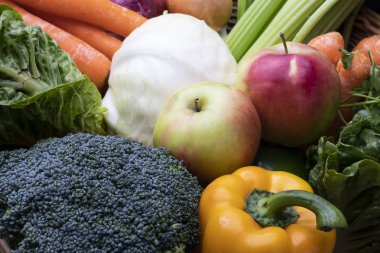 Renkli sebze ve meyveler, brokoli, biber, elma, havuç, soğan. Sağlıklı beslenme