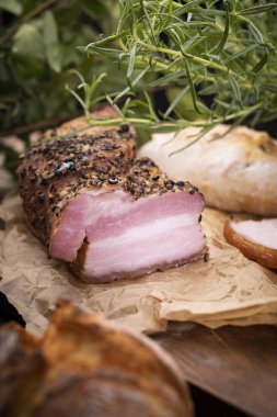 Pastırma otlar serpilir, aromatik duman ile füme.