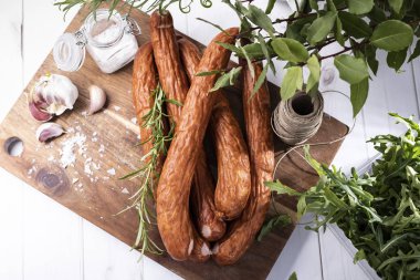 Geleneksel ince sosis, ev yapımı ev yapımı gıda, taze otlar ile kompozisyon