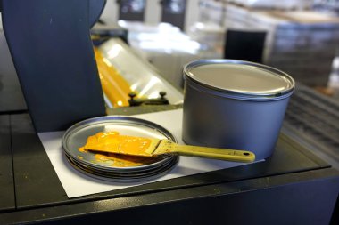 Yazıcı mürekçesi. Kutu, teneke kutudaki boyayı baskı silindirlerine koyar.