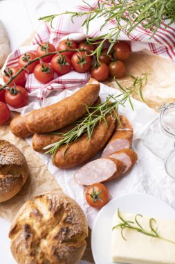 Ülke füme sosis, geleneksel, iştah açıcı ev yapımı et.