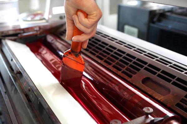 Machine à imprimer. L'imprimante applique des encres. Le processus d'impression . — Photo