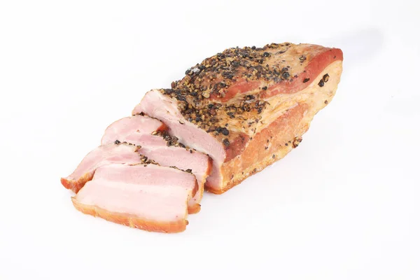Vepřové slaniny pečené v bylin. Studené maso na bílém pozadí. — Stock fotografie