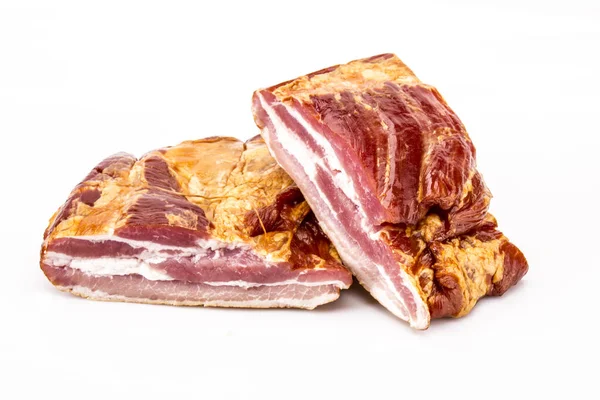 Rökt bacon. Kallt kött på vit botten. — Stockfoto