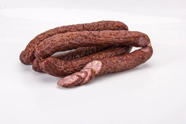 Dünne geräucherte Wurst auf weißem Hintergrund. — Stockfoto