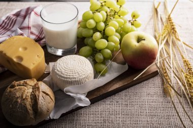 Shavuot, süt ürünleri ve meyveler. Geleneksel Yahudi tatili