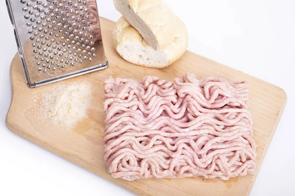 Kıymalı domuz eti, kıyma, tahta tahtada kuru rulo. — Stok fotoğraf