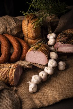 Taze sarımsak ve otlar ile kompozisyon duman füme sosis