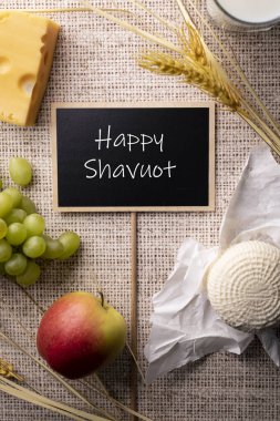 Mutlu Shavuot. Geleneksel Yahudi bayramı. Hasat mevsimi.