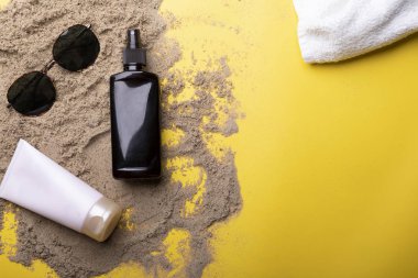 Tatil, güneşli kompozisyon, metin için alan ile altın kum arka plan üzerinde plaj aksesuarları.