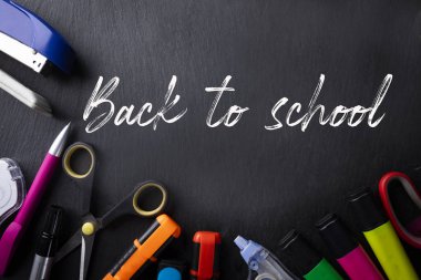 Okula geri dön. Renkli öğrenci ekipmanları, layette, okul aksesuarları.