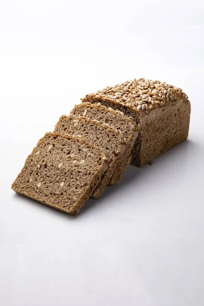Pane con uno stampo, pane scuro con semi su sfondo bianco . — Foto Stock