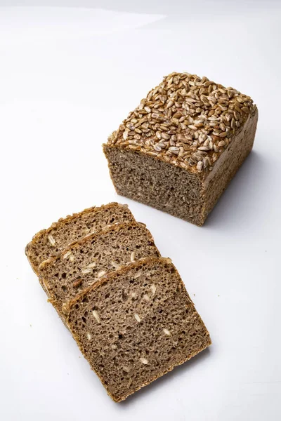 Pane integrale di segale tradizionale. Pane di segale su sfondo bianco . — Foto Stock