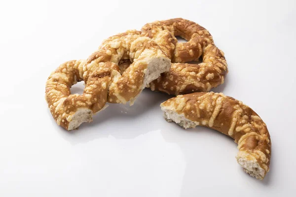 Pretzels met kaas op een witte achtergrond. — Stockfoto