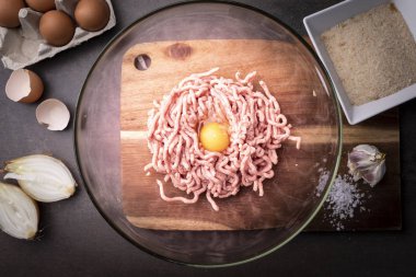 Ev yapımı pirzolalar için kıyma. Zemin domuz eti.