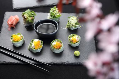 Börek, somon ile suşi rulo, rucola, philadelphia peyniri.