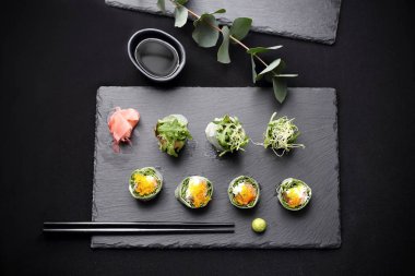 Börek, somon ile suşi rulo, rucola, philadelphia peyniri.