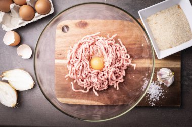 Kıymalı domuz eti. Lezzetli köfte malzemeleri