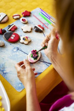 Pişirme kurabiye, el hazırlanmış renkli krema gingerbreads.