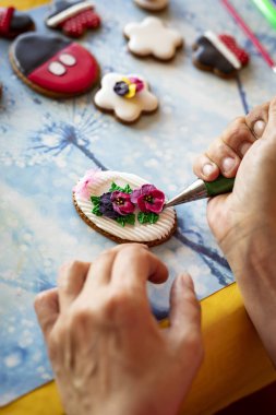 Buzlu, şeker kütlesi ile süslenmiş tatlı zencefilli çörekler.