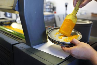 Yazıcı mürekçesi. Kutu, teneke kutudaki boyayı baskı silindirlerine koyar.