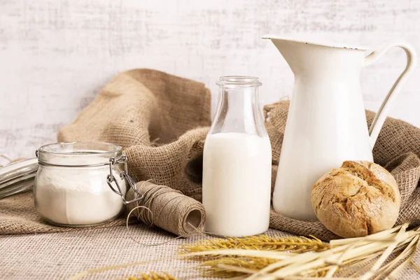 Shavuot, Milchprodukte und Früchte. traditioneller jüdischer Feiertag — Stockfoto