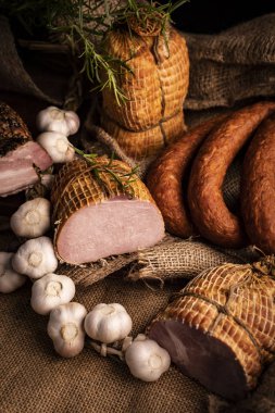 Dumanla füme sosis. Soğuk etlerin ev yapımı bir bileşimi.