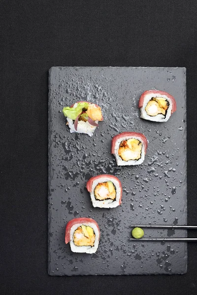 Sushi, avokado karides ve somon ile uramiaki